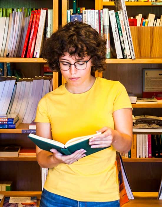 chica leyendo libro